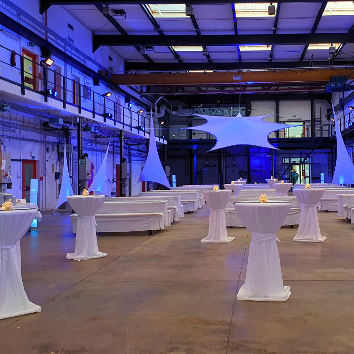 Gala in einer Industriehalle der Leibnitz-Uni ausgestattet mit dekorativ illuminierten Stretchsegeln