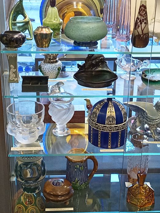 Große Auswahl an bunten Vasen und Schalen bei Antiquitäten Beyer im Zentrum Münchens