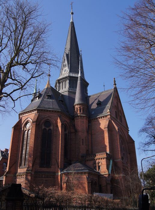 Die von Johannes Otzen 1879 erbaute Kirche hat dem ganzen Stadtviertel den Namen gegeben und wird als identitätsstiftend von der gesamten Bevölkerung angenommen. Nicht nur zum jährlichen Bergkirchenfest kommen Menschen aus allen sozialen Mileus, dem wohlhabenden Nerotal mit seinen Villen und dem eigentlichen Bergkirchenviertel mit seinen vielen Sozialwohnungen zusammen.