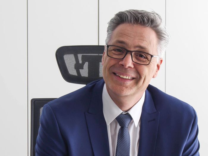 Agenturinhaber Oliver Fadel - AXA Versicherung Neugebauer GmbH & Co. KG - Kfz Versicherung in Leverkusen