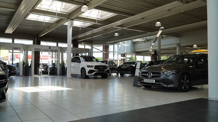 Ausstellungshalle Mercedes-Benz und Opel