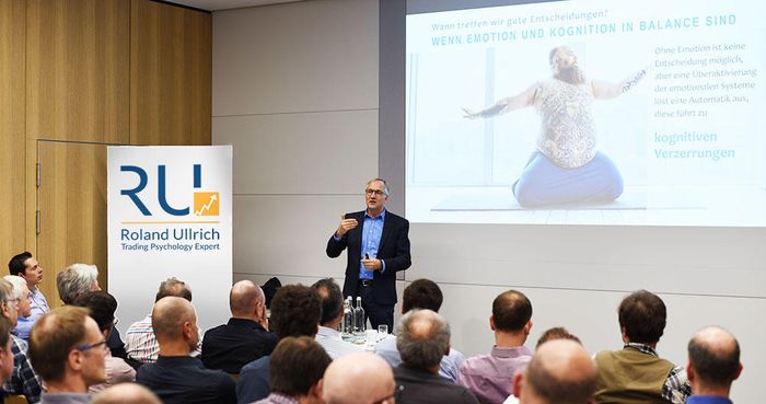 Seit zehn Jahren berät Roland Ullrich private wie professionelle Anleger und Trader, schreibt Fachbeiträge und Bücher, hält Vorträge und leitet Seminare zu den Themen Trading-Psychologie und hirngerechte Börsenstrategien in Frankfurt.