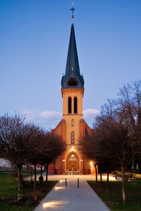 Das am Main gelegene Steinheim ist seit 1974 ein Stadtteil der Stadt Hanau. Der Ort, der früher zum Mainzer Erzstift gehörte, ist katholisch geprägt. 1853 wurde in Steinheim eine evangelische Gemeinde gegründet, die zunächst noch mit Seligenstadt verbunden war, und  1902 wurde die evangelische Kirche im neugotischen Stil erbaut. Die letzte Renovierung fand 2006 statt, wobei hinsichtlich der farblichen Gestaltung die Kirche in ihren Urzustand versetzt wurde. 
Sehenswert ist die historische, denkmalgeschützte Orgel von 1902.