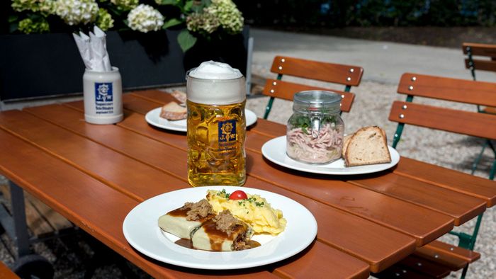 Augustiner Biergarten Stuttgart | Direkt am Kurpark Bad Cannstatt
Natürlich gibt es für ihr Mittagessen oder Abendessen auch typisch schwäbische Gerichte, da dürfen die Maultaschen mit Kartoffelsalat oder auch unser Wurstsalat im Glas nicht fehlen.