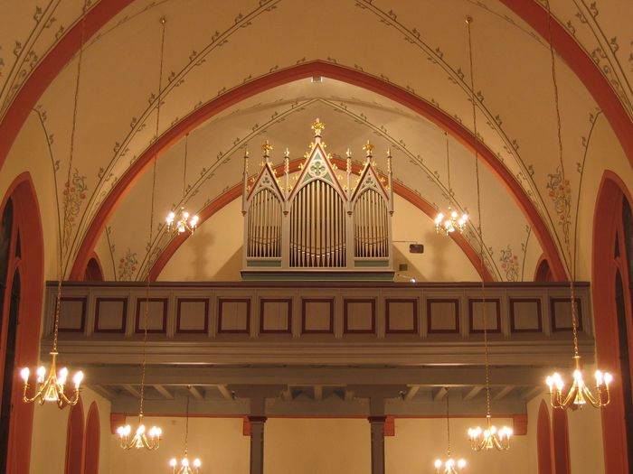 Sehenswert ist die historische, denkmalgeschützte Orgel von 1902. Es handelt sich um eine pneumatisch betriebene Orgel. Die Orgel ist noch spielbar, jedoch sanierungsbedürftig. Seit 2019 steht neben der alten historischen Orgel eine auf den Kirchenraum ausgerichtete digitale Orgel. Nach dem Motto „Die neue spielt für die Alte“  finden zum Erhalt der historischen Orgel regelmäßig Konzerte statt.