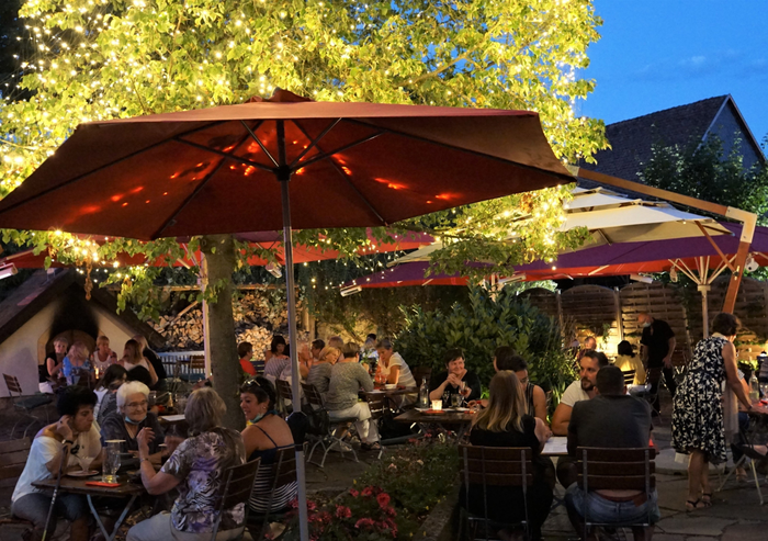 Biergarten und Außenbereich der Wacholderschänke Hildburghausen, perfekt für laue Sommernächte, mit Heizstrahlern, tolle Kulisse mit Backofen und Beleuchtung