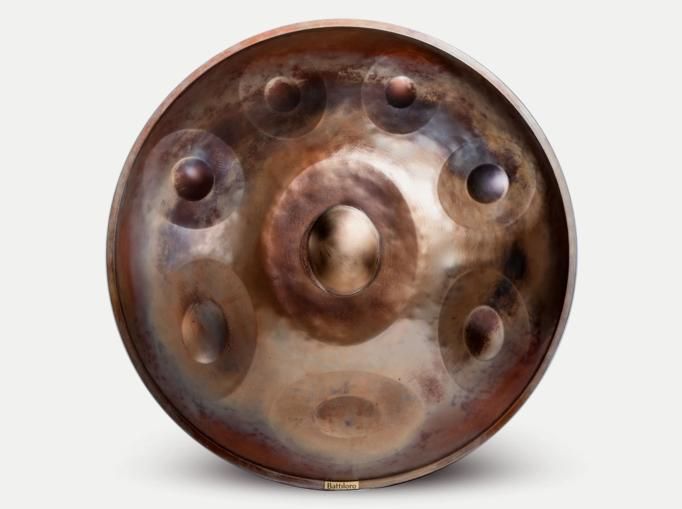 Spüre wie sich Dein Geist beruhigt, mit dem besonderen Klang der Healing Frequency. Diese Handpans werden in der Frequenz 432 Hz hergestellt, denn in hinduistischen und buddhistischen Traditionen wird angenommen, dass diese spezielle Frequenz dazu in der Lage ist, in besonderer Weise unsere Chakren, die Lebensenergiezentren, anzuregen und dadurch spirituelles Erwachen fördert. 

Du kannst die Healing Frequency Handpan im Handpan Showroom Dresden ausprobieren und kaufen oder bei www.Handpan.World online bestellen.