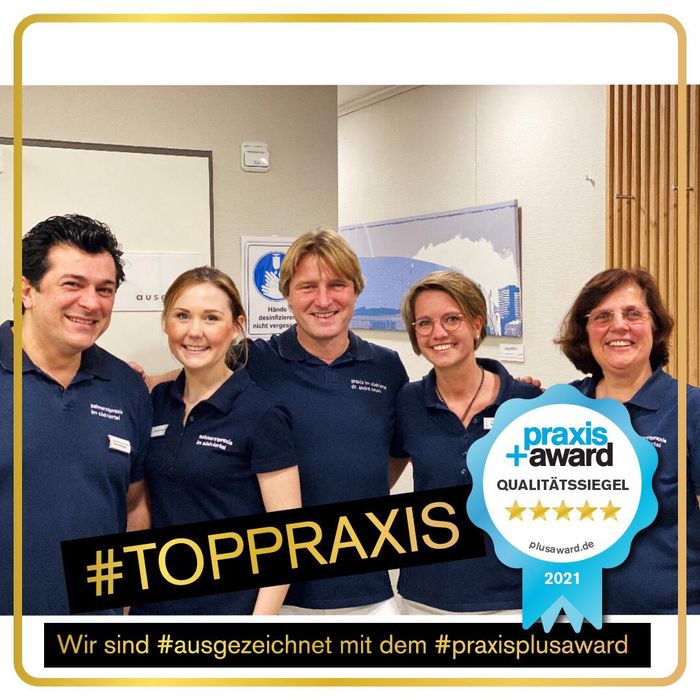 Foto zum Praxis-Award. Das Team der Zahnarztpraxis Dr. André Kruse aus Essen freut sich über die Auszeichnung.