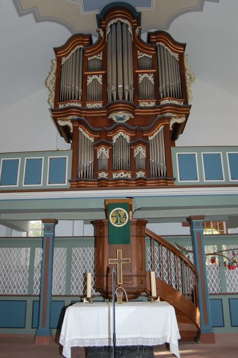 Evangelische Martinskirche Bärstadt - Orgel und Altarraum