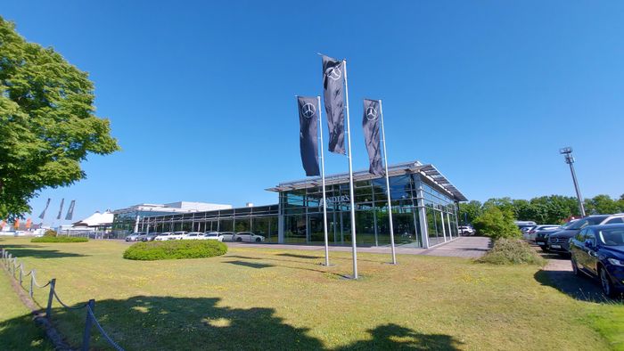 Austellungshalle Hyundai und Mercedes-Benz