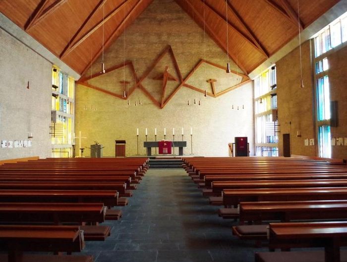 Eine große Holzplastik der Kreuzigungsszene schmückt den Altarraum. Im Jahr 2002 wurde die gesamte Fensterfront durch den Künstler Joachim Dorn neu gestaltet. Durch den sehr großen Altarraum eignet sich die Kirche sehr gut für große Konzertaufführungen.