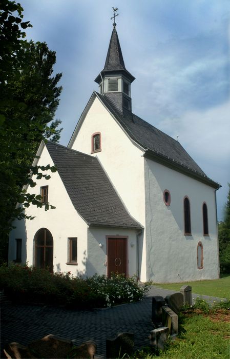 Unserer schöne alte Johanniskirche.
Schneidhain ist nach einer alten Urkunde, die auf etwa 1215 datiert ist, bestimmt nach einer weiteren von 1222, spätestens im 13. Jahrhundert schon vorhanden, vielleicht aber schon in fränkischer Zeit und sogar wesentlich älter als die es heute überragende Königsteiner Festung. Schon seit Anfang dürfte es eine Kirche hier gegeben haben, zunächst aus Holzfachwerk – später, bestimmt im 15. Jahrhundert, aus Stein. Von dieser steht noch teilweise der Sockel der Umfassungsmauern, von ihr stammt auch das erhaltene gotische Sakramentshäuschen rechts hinter dem Altar.