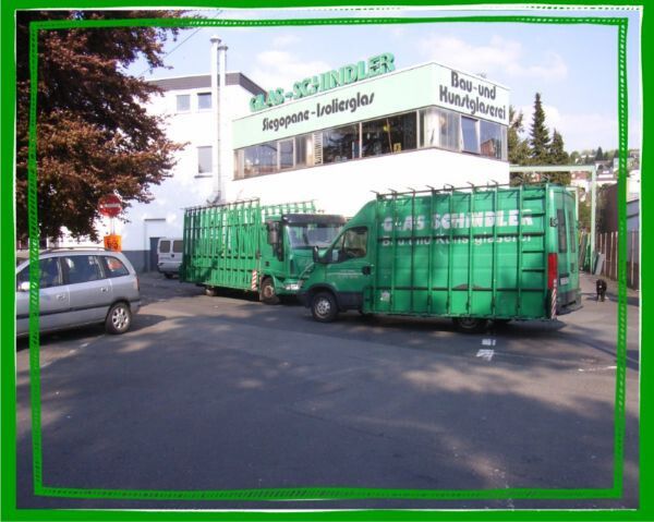 Unsere Servicefahrzeuge vor dem Betriebsgebäude