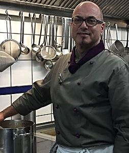 Thomas Diener-Küchenmeister und Restaurantinhaber Thomas Diener, zeigt sich verantwortlich für die sorgfältige Zubereitung saisonaler Produkte aus unserem Ländle.