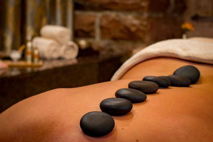Massage mit Hot Stone