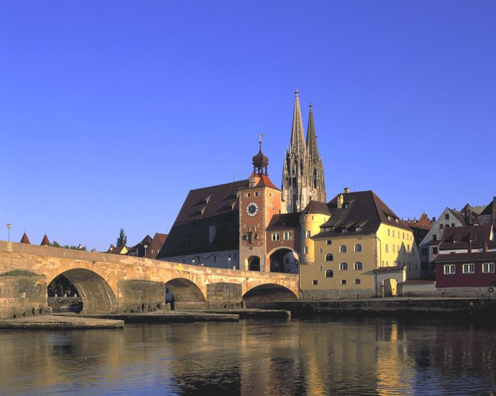 Steinerne Brücke und Dom (1).jpg